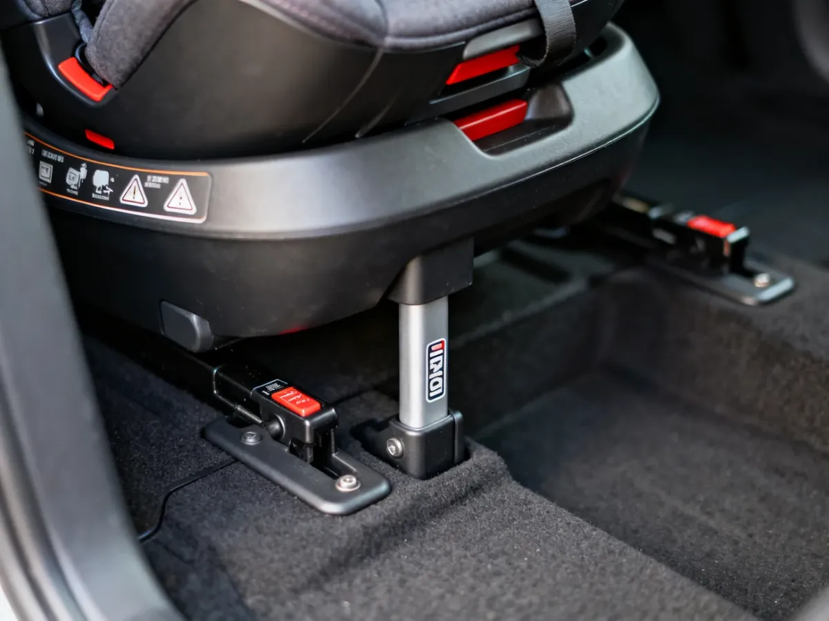 Noga stabilizująca bazy ISOFIX oparta na podłodze samochodu